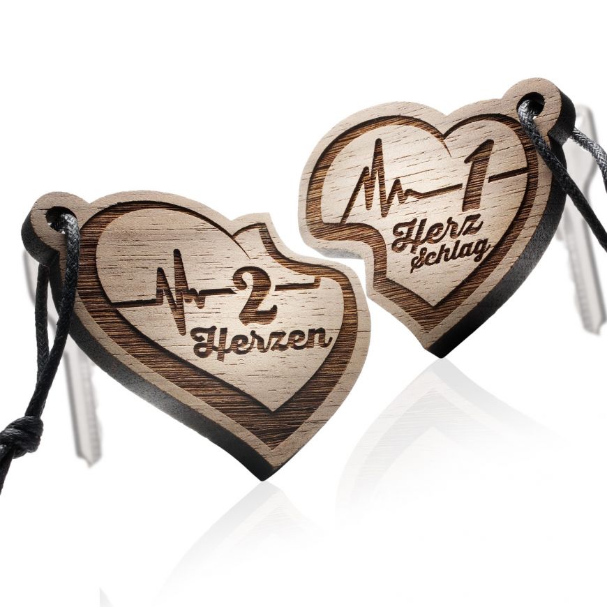 2 Herzen – 1 Herzschlag“ Schlüsselanhänger Set aus Holz, Herz mit