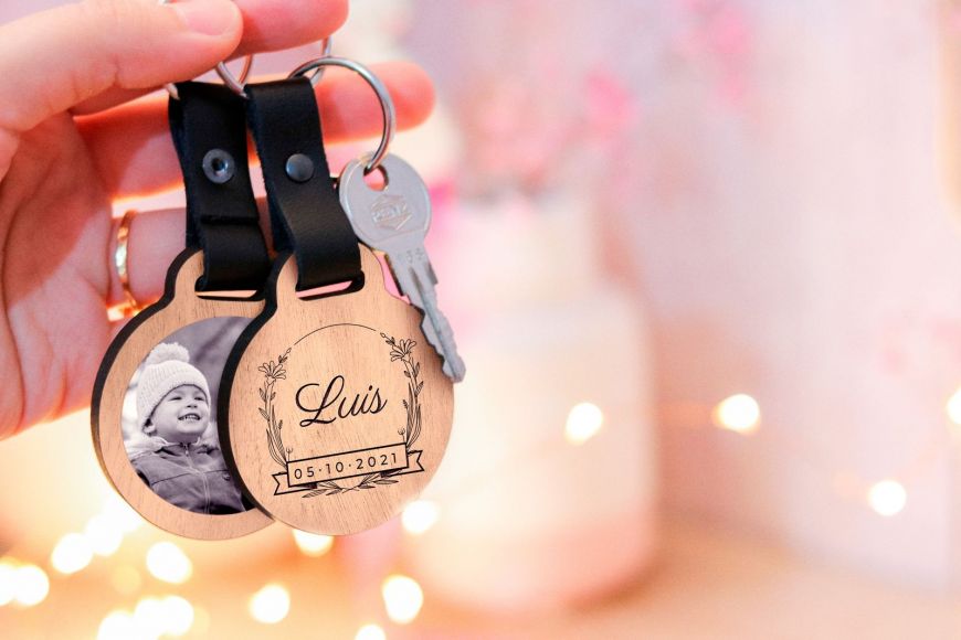 Schlüsselanhänger mit Foto mit Vornamen und Geburtsdatum aus Eichenholz und  echtem Leder - personalisierte Geschenkidee