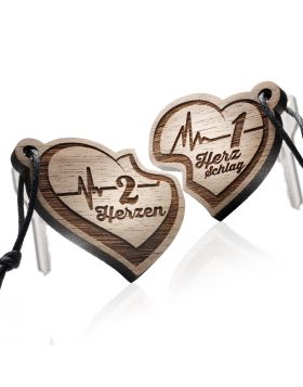 „2 Herzen – 1 Herzschlag“ Schlüsselanhänger Set aus Holz, Herz mit Gravur 